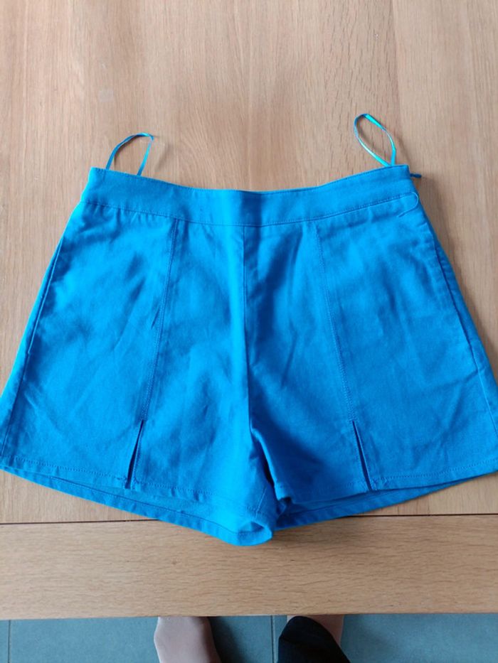 Short bleu