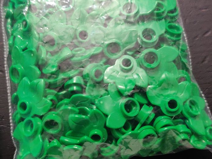 Lot 400 feuilles vertes Lego - jamais utilisés - parfait état - vrai Lego - photo numéro 3