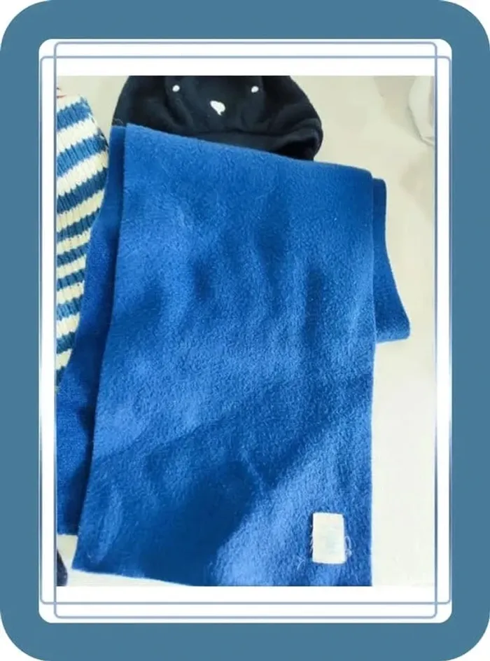 Lot de 3 bonnets 41cm  et 2 écharpes, bon état - photo numéro 5