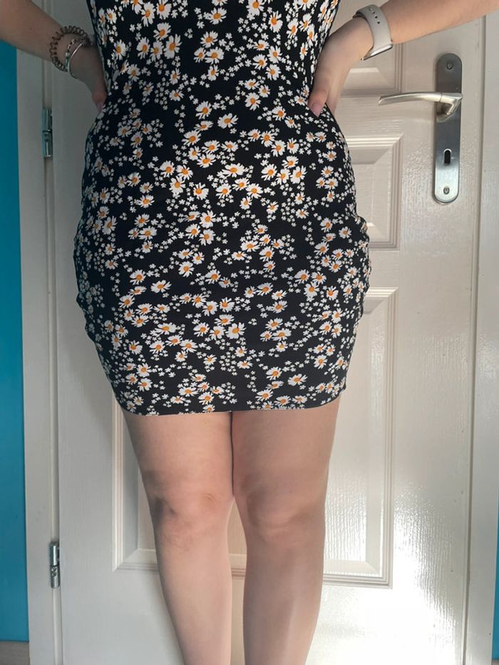 Robe courte moulante ASOS Design col montant dos nu - Imprimé marguerites - photo numéro 2