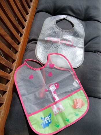 lot 2 bavoirs plastique