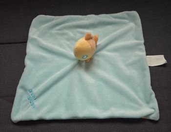 Doudou poisson Blup Blup carré plat bleu ciel et rayé- Kimbaloo