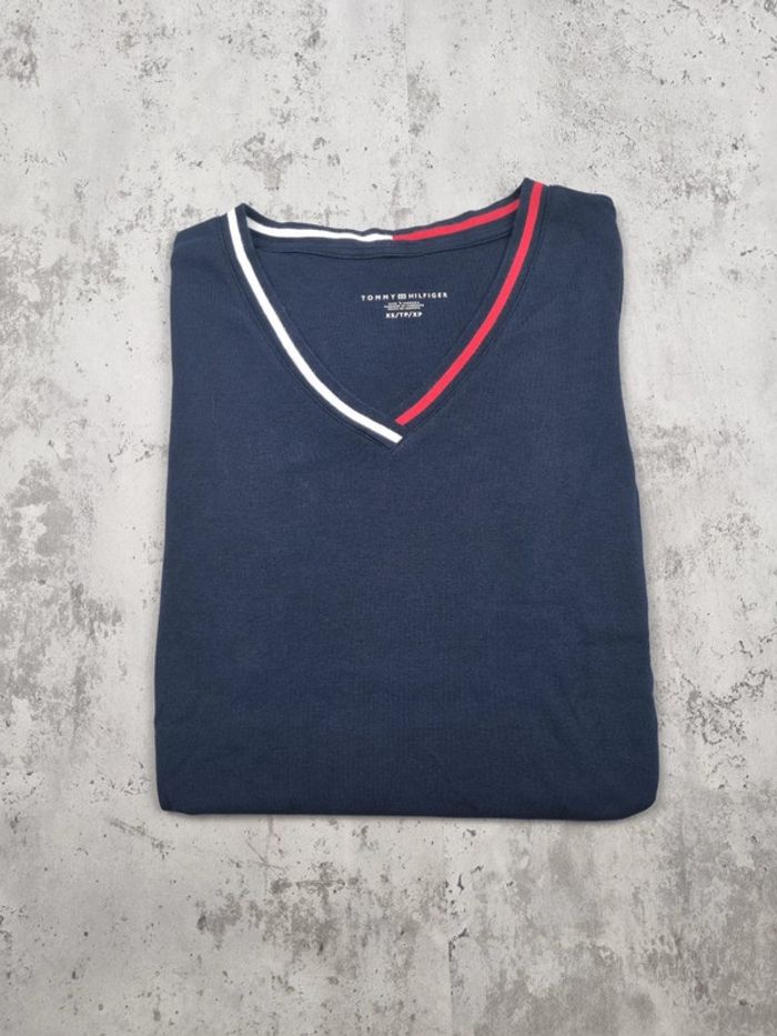 T-shirt Tommy Hilfiger col V bleu marine– Taille XS Femme (mesures en photos) - photo numéro 2
