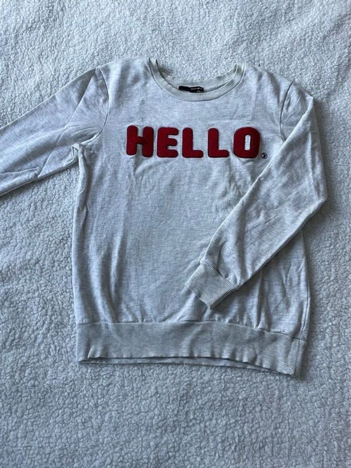 Sweat blanc crème avec écritures à manches longues