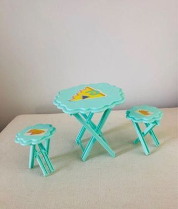Ensemble chaises et table barbie boutique magasin