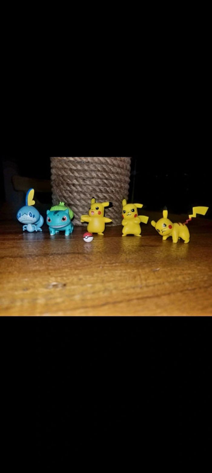Lot de petites figurines Pokémon pikachu larméléon bulbizarre