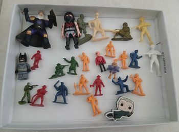 Lot de 26 figurines garçon