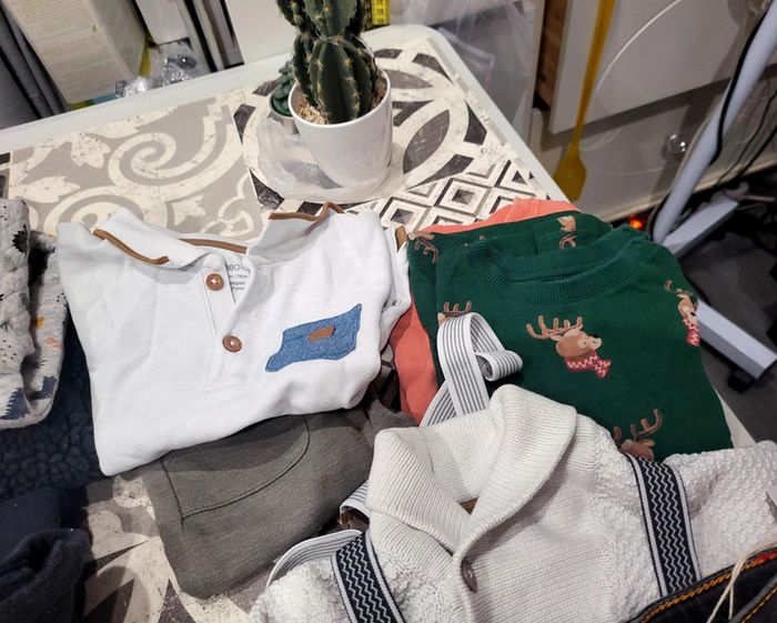 Ensemble obaibi à bretelles 6 mois , pantalon H&M 12 mois et Jean orchestra 3 mois et 28 cadeaux - photo numéro 4
