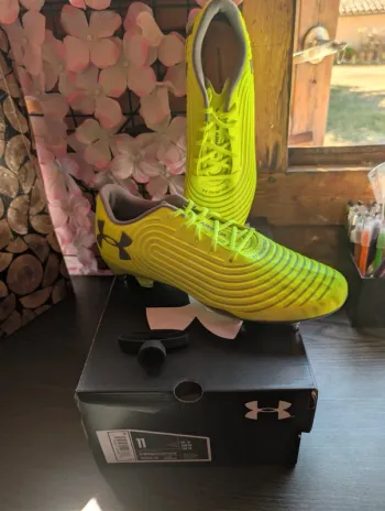 Chaussures de foot crampons under armour taille 45