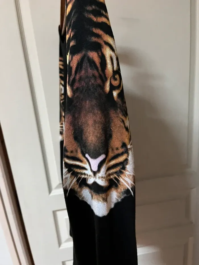 Sweat-shirt  noir motif Tigre - bon état - photo numéro 5