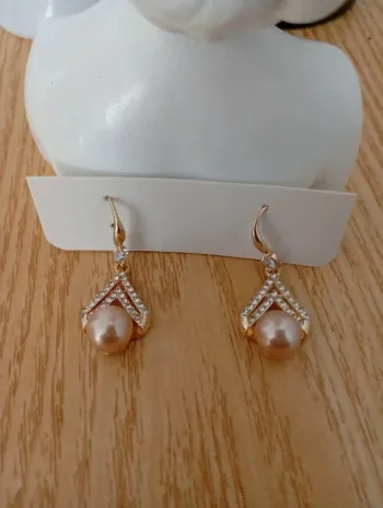 Boucles d'oreilles fantaisie femme raffinée boucle à perle beige strass doré