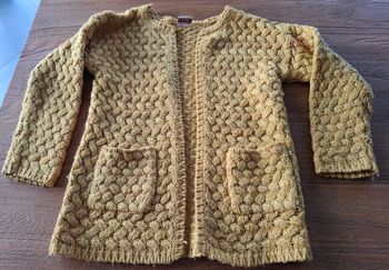 Gilet long enfant maille épaisse moutarde – style bohème 