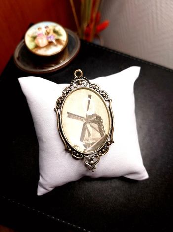 Magnifique pendentif avec cabochon image moulin à vent