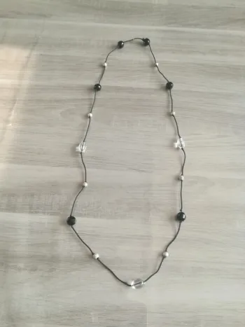 Collier avec perles noires, argentées et transparentes