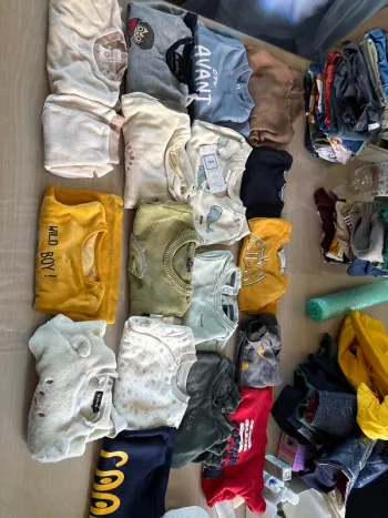 Lot de 16 pulls avec 2 bas 12 mois