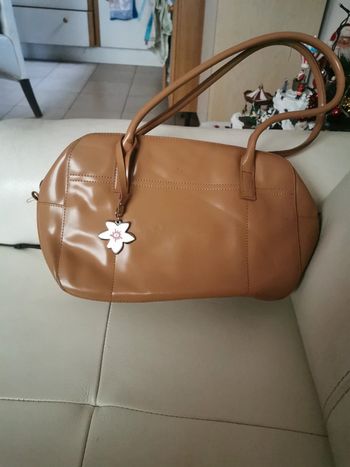 Sac à main verni Esprit camel sympa multipoches