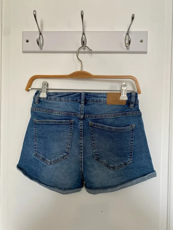 Short en jean Zara taille 34 - photo numéro 2