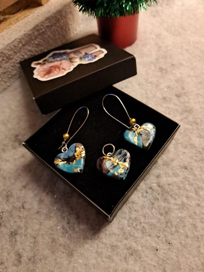 Boucles d'oreilles pendante avec pendentif assortie bleu noir doré - photo numéro 4