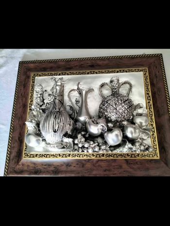 Un tableau nature morte sculpté.