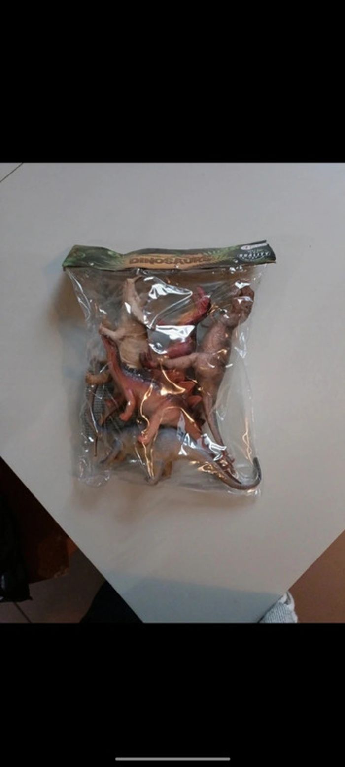 Plusieurs dinosaures neuf dans son emballage
