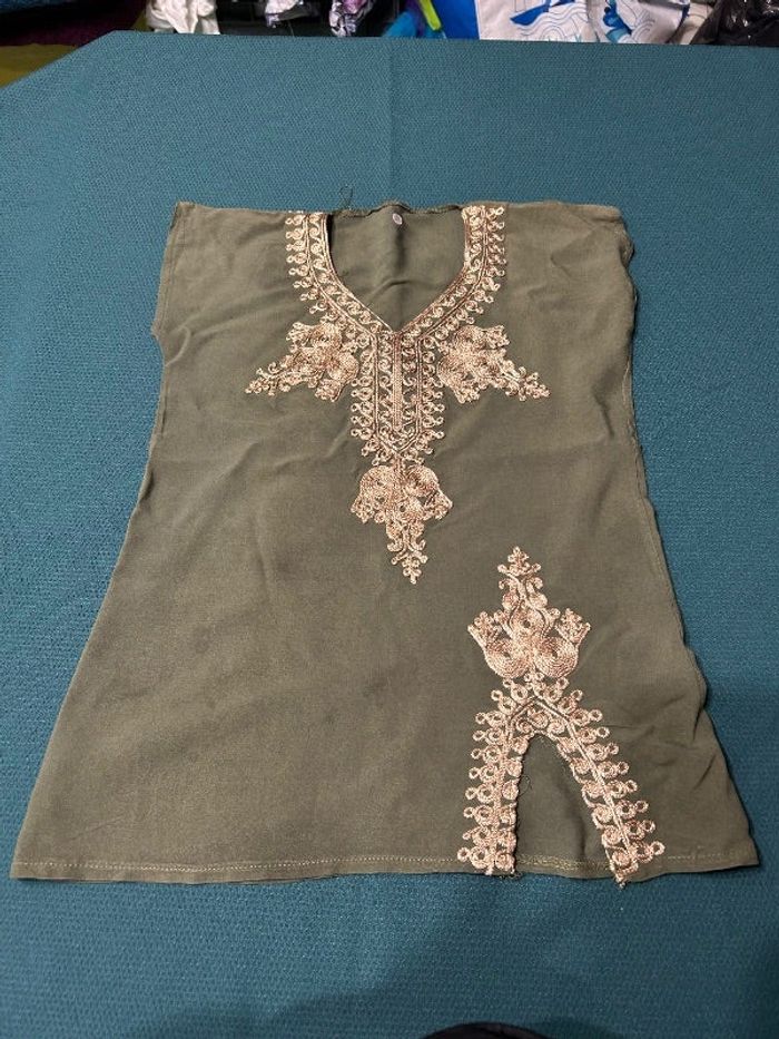 Tunique traditionnelle pour une petit fille de 2ans