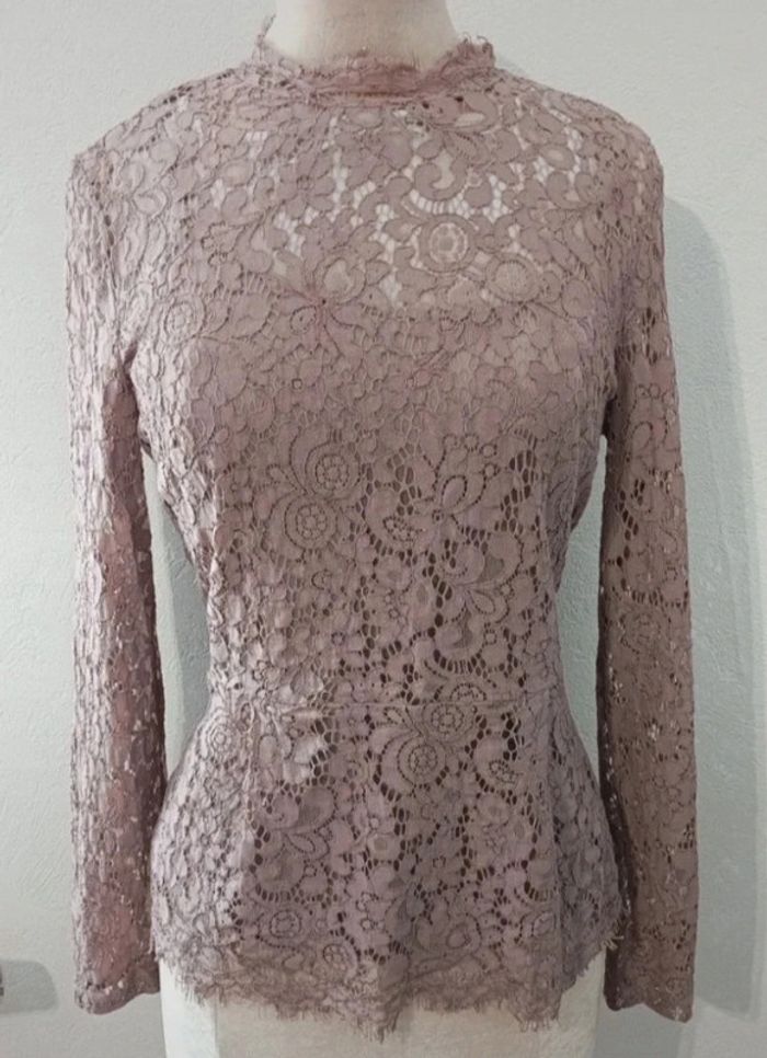 Magnifique blouse doublée en dentelle