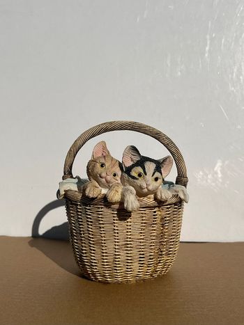 Figurine panier anse avec 2 chats et draps