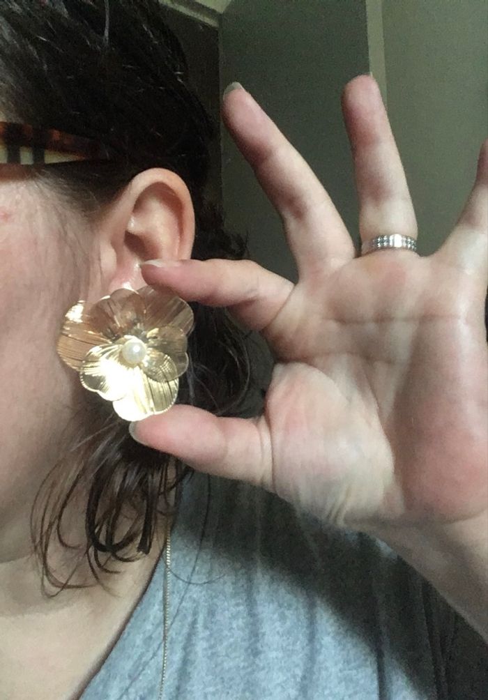 Boucles d’oreilles NEUVES pour femme en forme de fleurs 🌼 couleur doré - photo numéro 4