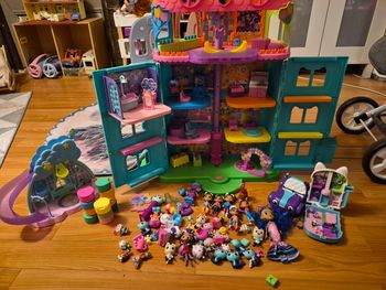 Lot gabby chatLot maison de gabby
Avec le toit skate Park. 
La salle de bain et son balcon 
La voiture
1 petite barbie gabby
Et le parc de jeu 
Ainci que tout les accessoires sur la photo. 
120e valeur neuf plus de 200e le total. 