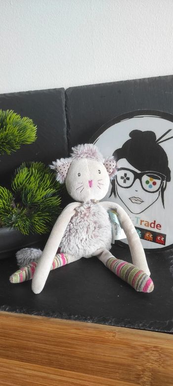 Moulin Roty Les Pachats Hochet doudou chat gris rayé rouge vert écharpe Doudou