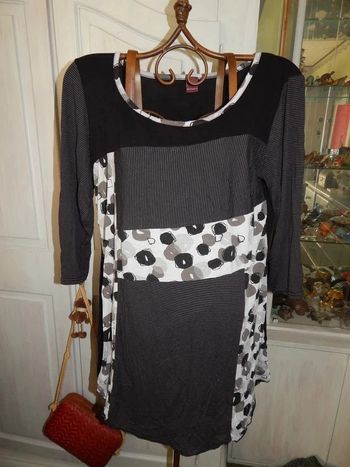 Tunique . femme . manche longue. noir/gris .46/48 .Blanche porte. longueur 75 cm. Aisselles à aissel