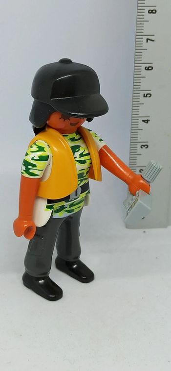 Femme exploratrice aventurière avec accessoire et casquette playmobil