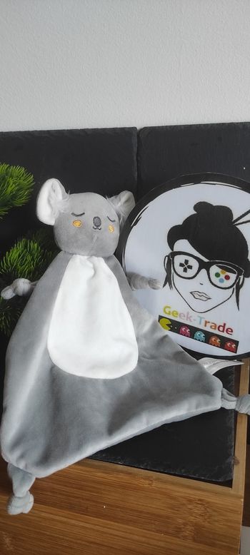 Doudou plat Koala gris blanc Dpam Du Pareil Au Même jaune triangle noeud Poils