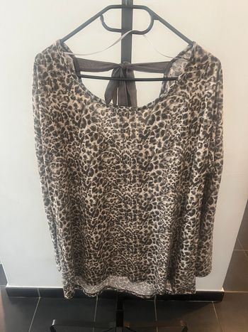 Tee-shirt manche longue léopard Taille XL.