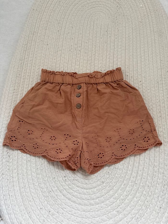 Short marron à motif