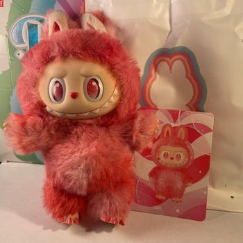 LABUBU Big into Enegy "LOVE" – Figurine POP MART authentique