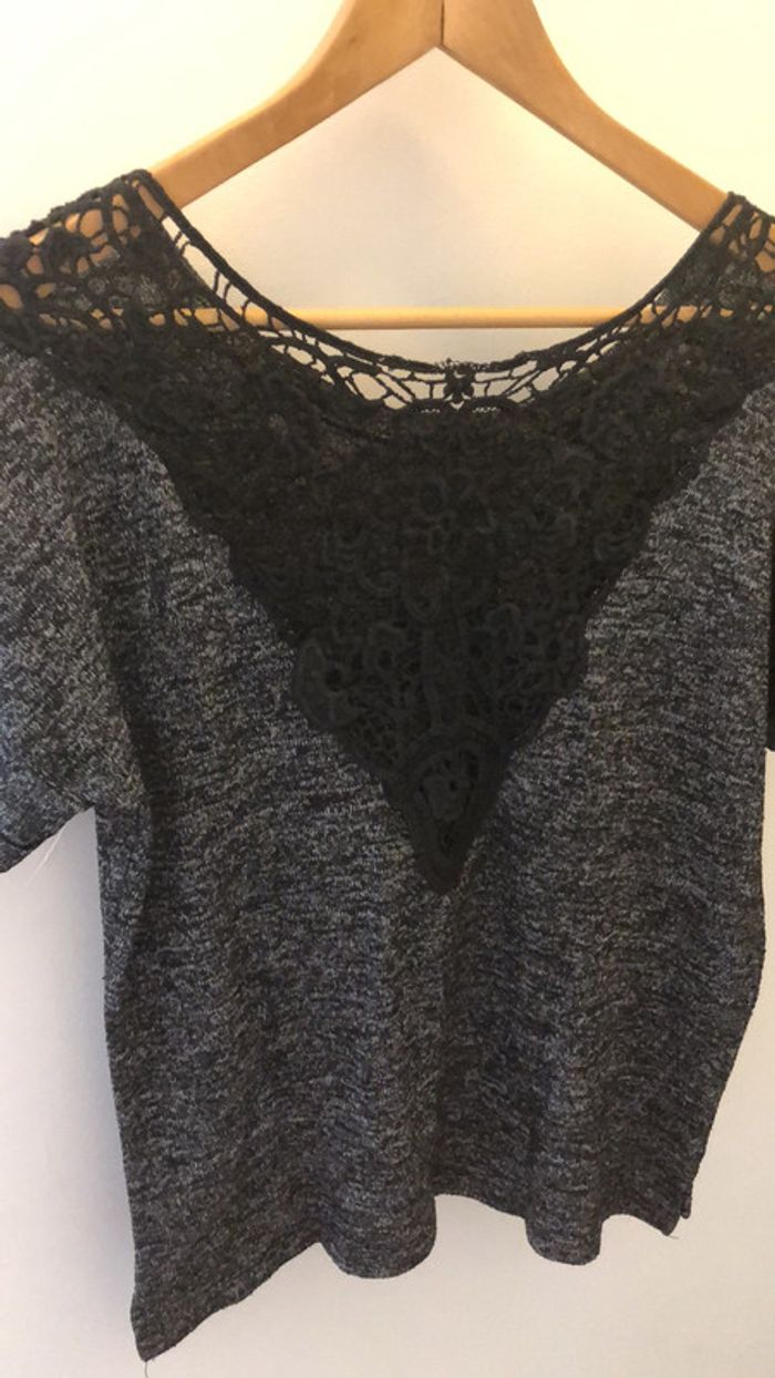 Très joli petit t shirt decoleté dentelle noire dans le dos taille unique gris Chine - photo numéro 4