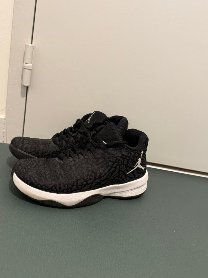 Chaussure Jordan 23 noir et blanche - photo numéro 5