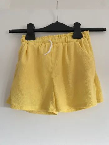 Short jaune.