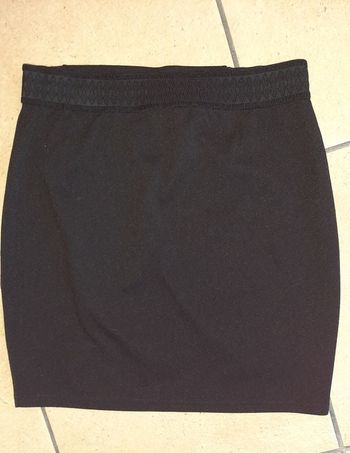 jupe courte noire. 44 mais correspond 42