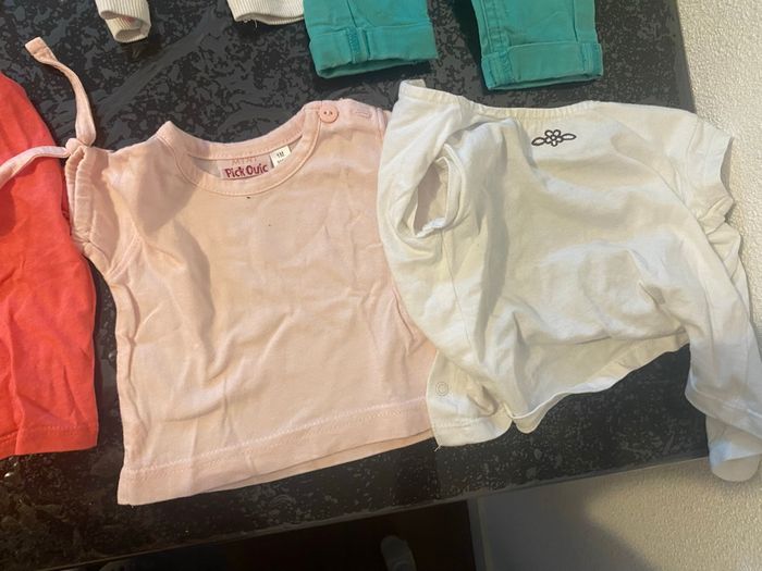 Vends un lot de vêtements ( pyjama , tenues , body , 2 turbulettes ( pas apparente sur les photos car pas assez de place ) - photo numéro 10