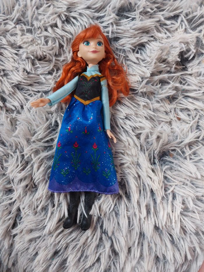 Poupée elsa de la reine des neiges