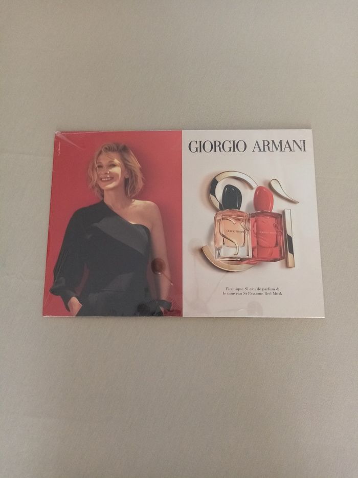 Présentoir publicitaire (Armani)