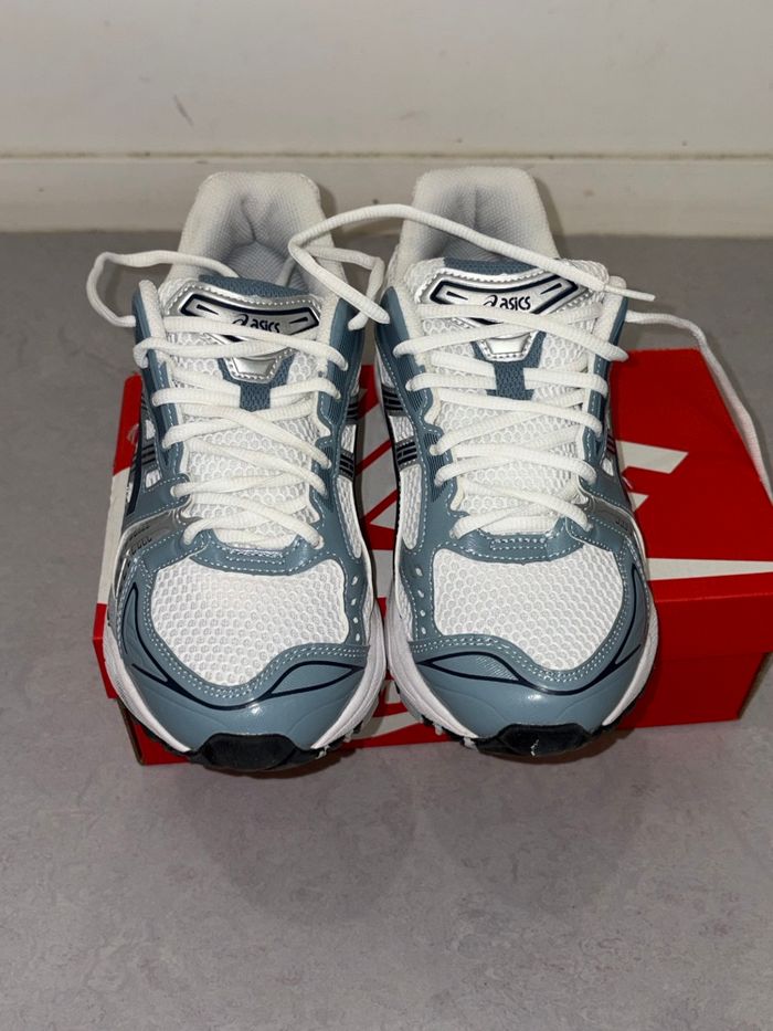 Baskets Asics - Taille 42 - État neuf - photo numéro 2