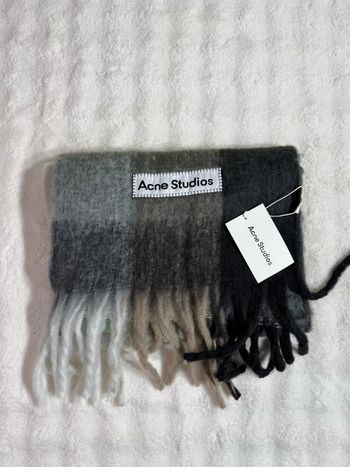 Acne Studios écharpe carreaux vert/gris avec étiquette