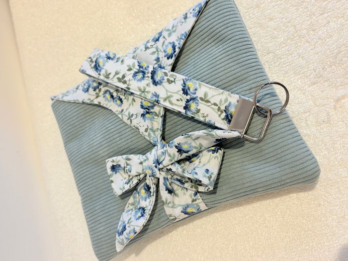 Lot pochette à livre et porte-clés assorti - photo numéro 4