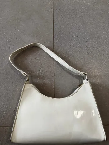 Sac porté épaule blanc, il y a quelques marques d'usures, 24x16cm
