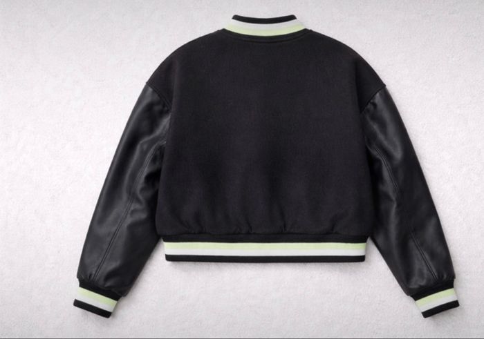 Veste teddy noire à manches effet cuir Jennyfer – style varsity tendance - photo numéro 2