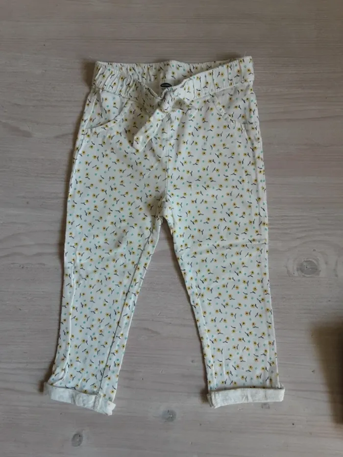 Pantalon legging fleurs T. 2 ans