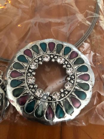 Parure collier et boucles d'oreilles bleues et multicolore neuves